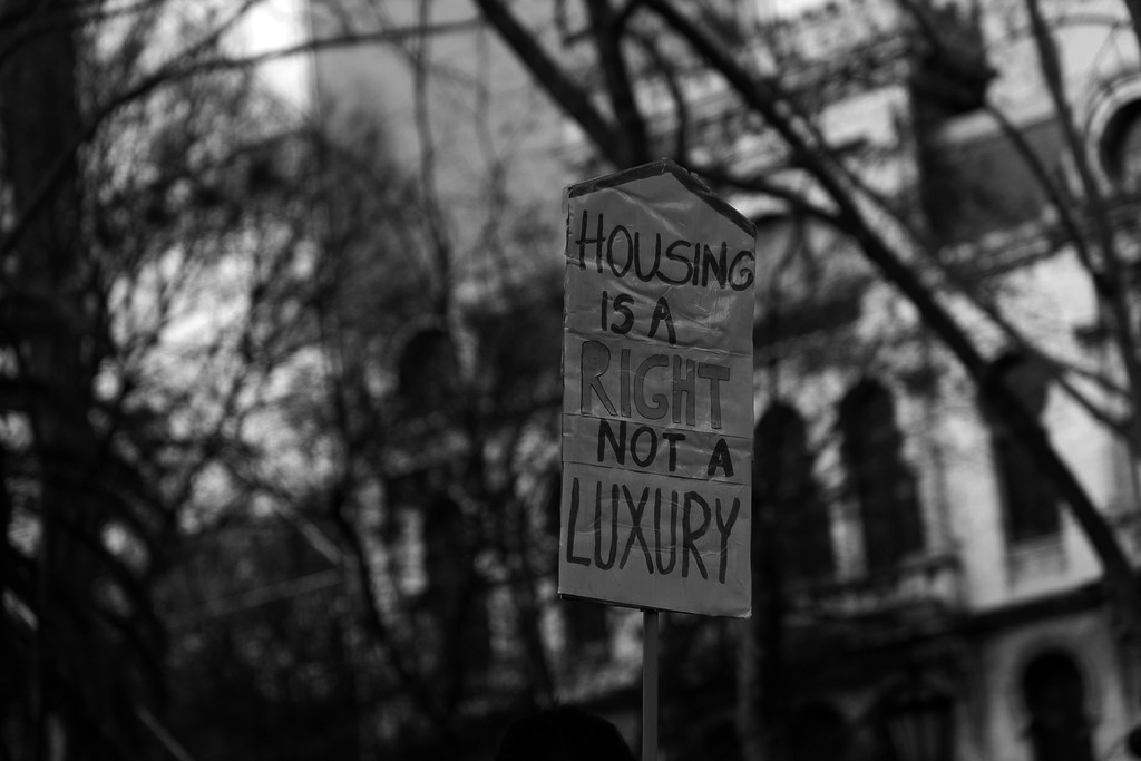 Sem casa, sem fuga: A crise habitacional como motor do patriarcado