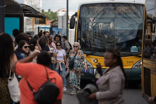 Uma mulher pergunta ao tempo quanto tempo o tempo tem